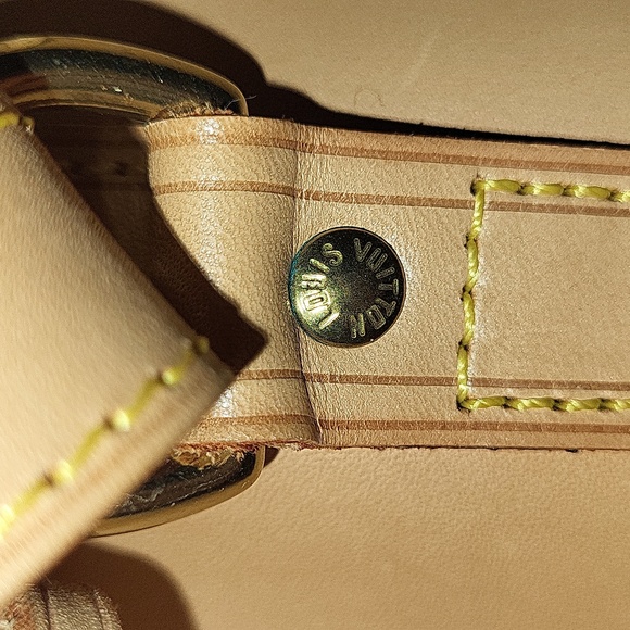 LOUIS VUITTON Leather Bucket Bag. Pre-Owned - Picture 7 of 8